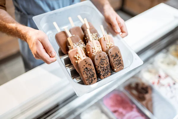 Seller with ice cream on a stick — Stock Photo, Image