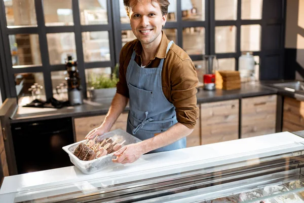 Verkäufer in der Eisdiele — Stockfoto