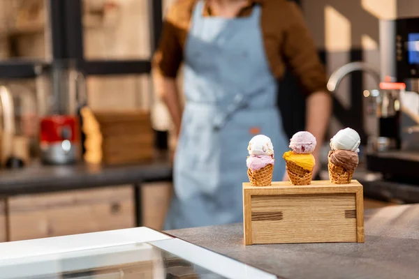Мороженое в вафельной рожке на прилавке магазина — стоковое фото