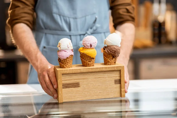 店内でおいしいアイスクリームを持つ売り手 — ストック写真