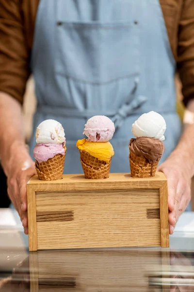 Verkäufer mit leckerem Eis im Laden — Stockfoto