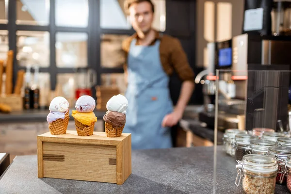 Venditore con gelati gustosi in negozio — Foto Stock