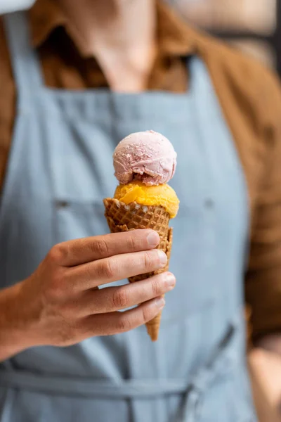 Продавец мороженого в вафельном рожке, крупным планом — стоковое фото