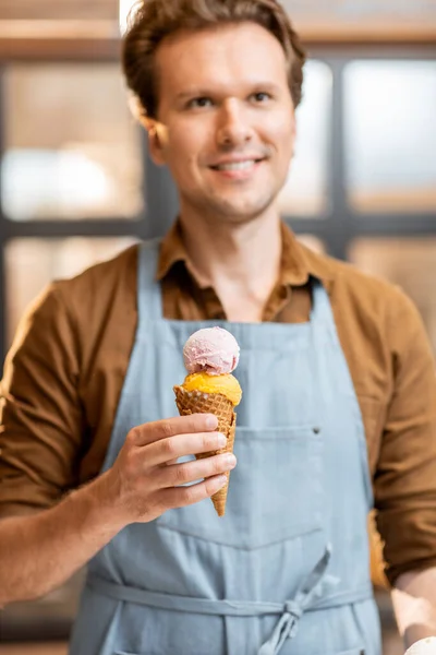 Portrait d'un vendeur de crème glacée dans la boutique — Photo