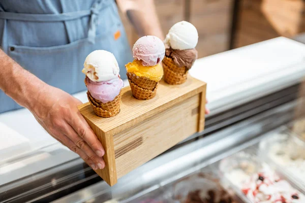 店内でおいしいアイスクリームを持つ売り手 — ストック写真
