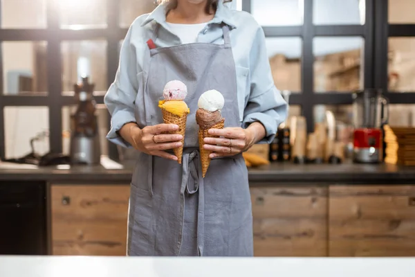 Venditore con gelati in negozio — Foto Stock