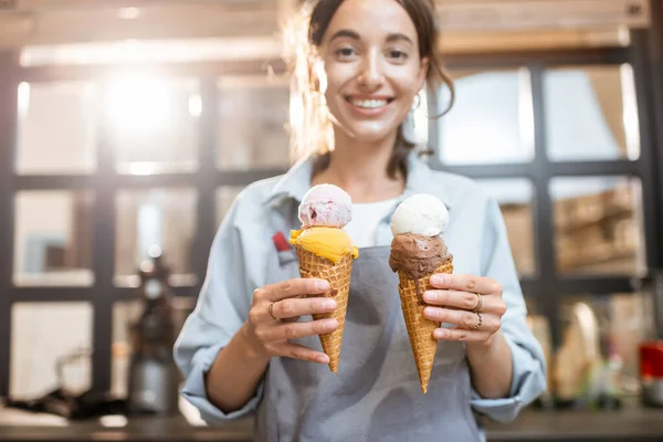 Försäljare med glass i butiken — Stockfoto