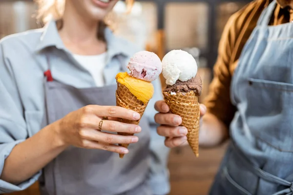 실내에서 맛있는 아이스크림 과 함께 즐기는 모습 — 스톡 사진