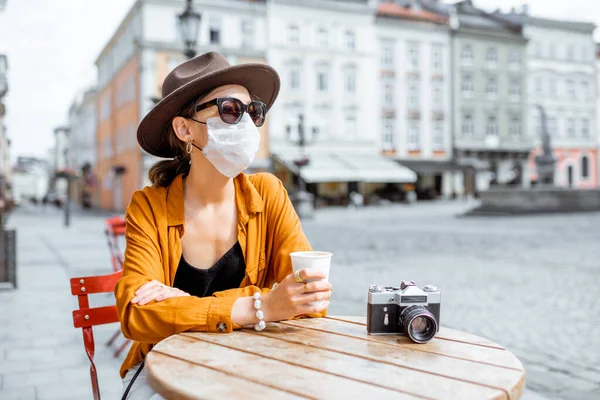 Жінка в масці для захисту обличчя в кафе на відкритому повітрі — стокове фото