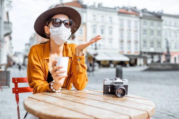 Kvinna i ansiktsmask på caféet utomhus — Stockfoto