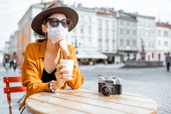 Mujer en máscara de protección facial en el café al aire libre —  Fotos de Stock