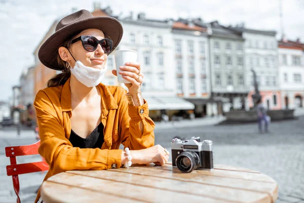 Mujer en máscara de protección facial en el café al aire libre —  Fotos de Stock