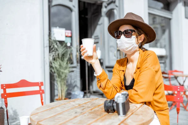 Kvinna i ansiktsmask på caféet utomhus — Stockfoto