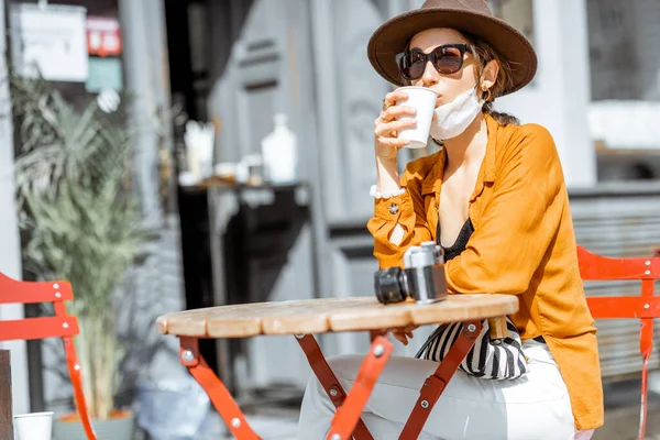 Woman in facial protective mask at the cafe outdoors — Stock Photo, Image