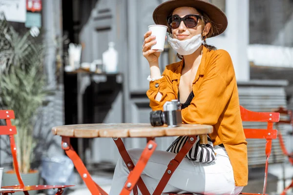 Mujer en máscara de protección facial en el café al aire libre —  Fotos de Stock