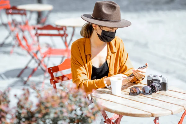 Woman in facial protective mask at the cafe outdoors — Stock Photo, Image