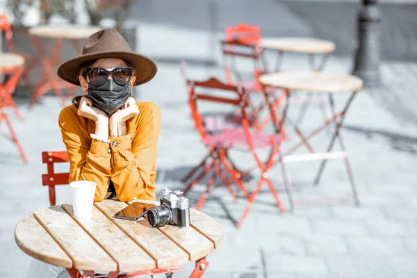 Mujer en máscara de protección facial en el café al aire libre —  Fotos de Stock