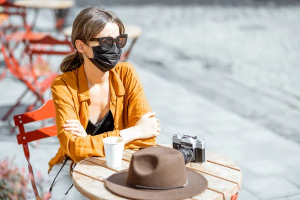 Woman in facial protective mask at the cafe outdoors — Stock Photo, Image