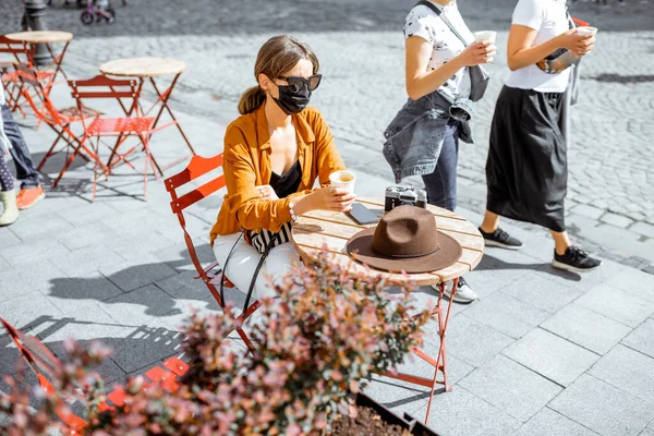 Kvinna i ansiktsmask på caféet utomhus — Stockfoto