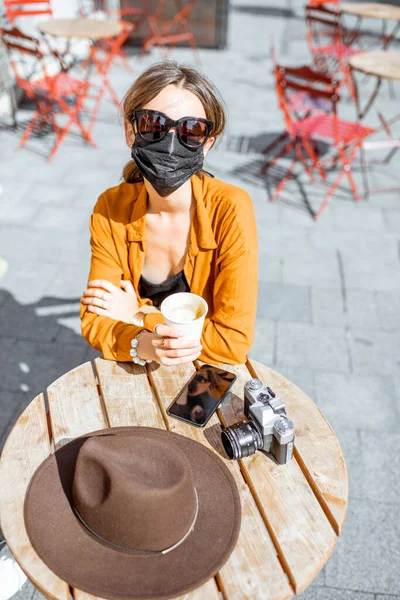 Woman in facial protective mask at the cafe outdoors — Stock Photo, Image