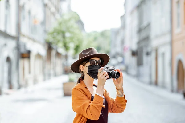 Femme en masque facial voyageant dans la vieille ville — Photo