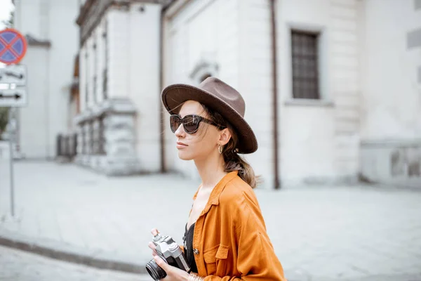 Mujer viajando en la vieja calle de la ciudad —  Fotos de Stock