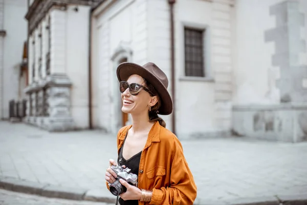 Woman traveling in the old city street — Stock Photo, Image