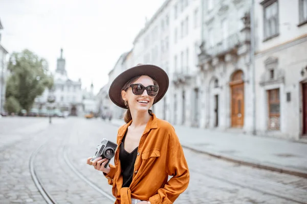 Frau in der Altstadtstraße unterwegs — Stockfoto