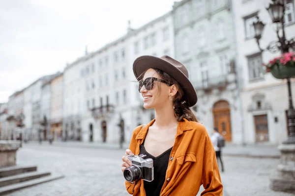 Eski şehir caddesinde seyahat eden bir kadın — Stok fotoğraf