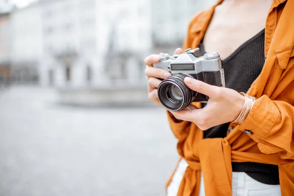 Turista con cámara fotográfica vintage — Foto de Stock