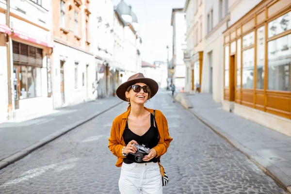 Kvinna som reser i gamla stan gatan — Stockfoto