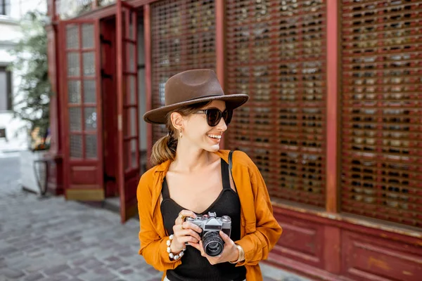 Mujer con estilo con cámara de fotos al aire libre —  Fotos de Stock
