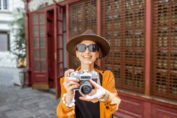 Mujer con estilo con cámara de fotos al aire libre — Foto de Stock