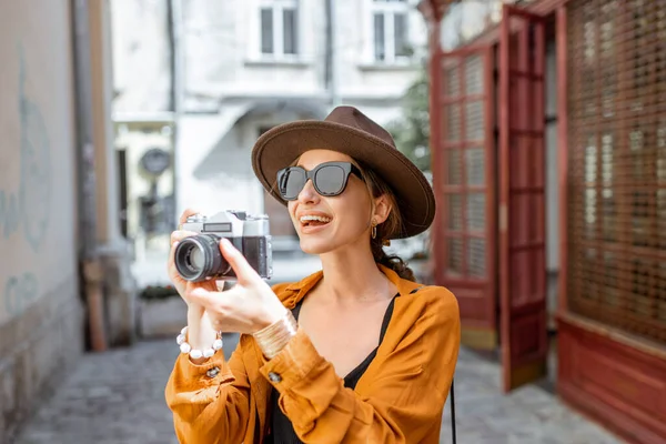 Mujer con estilo con cámara de fotos al aire libre —  Fotos de Stock