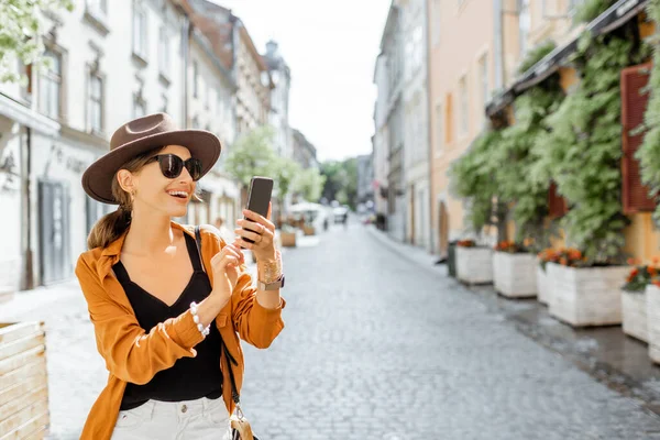 Woman traveling in the old city street — Stock Photo, Image