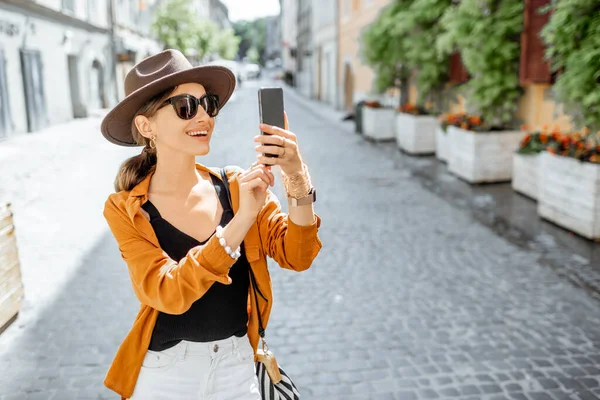 Vrouw op reis in de oude stad straat — Stockfoto