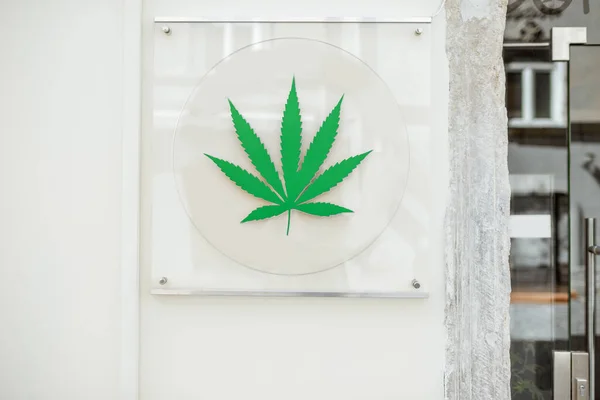 Kahvila marihuanimerkillä — kuvapankkivalokuva