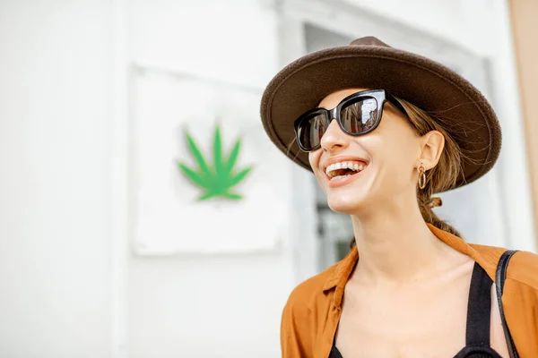 Mujer visitando cafetería con cannabis —  Fotos de Stock
