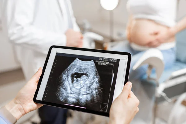 Legemidler med ultralyd av ufødte barn under undersøkelsen – stockfoto