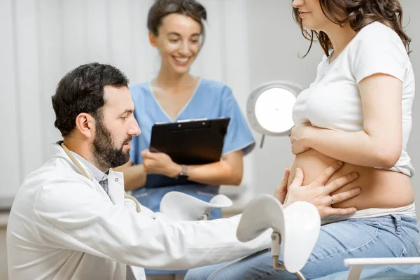 Femme enceinte lors d'un examen médical à l'hôpital — Photo