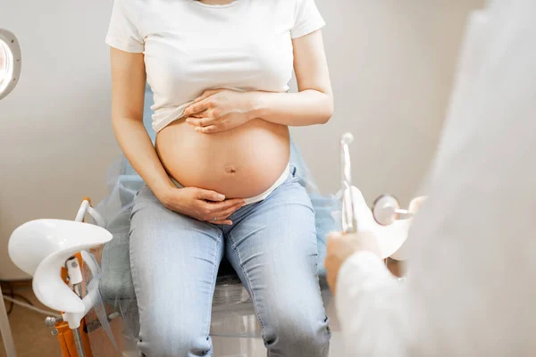Mulher grávida em uma cadeira ginecológica — Fotografia de Stock