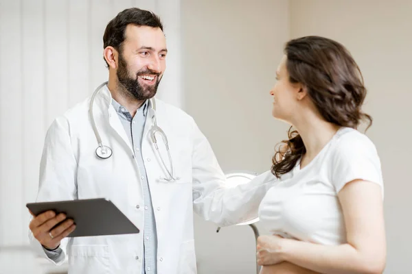 Médico com mulher grávida durante uma consulta médica — Fotografia de Stock