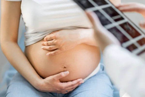 Mulher grávida abraçando sua barriga — Fotografia de Stock