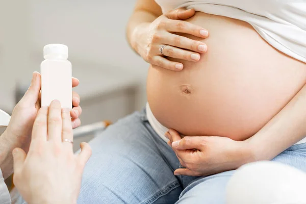 Segurando remédio para uma mulher grávida — Fotografia de Stock