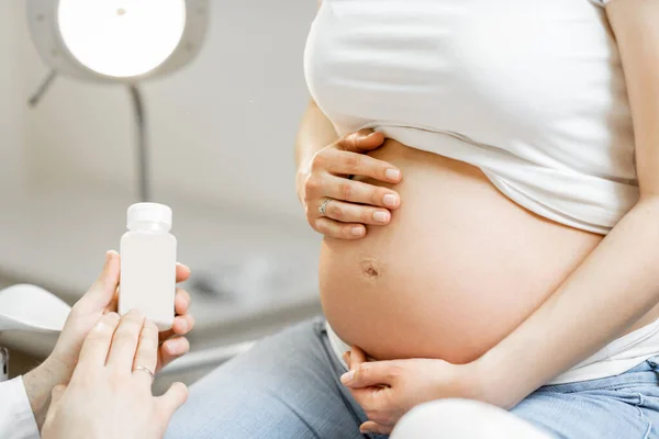 Segurando remédio para uma mulher grávida — Fotografia de Stock