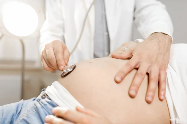 Arzt hört Schwangeren zu — Stockfoto