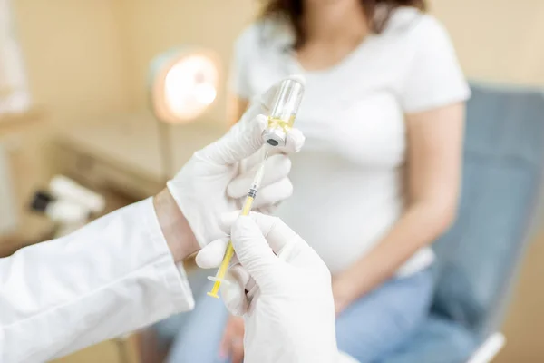 Vacina de retenção médica ou algum medicamento na seringa — Fotografia de Stock