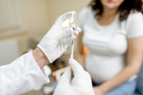 注射器にワクチンや薬を入れる医師 — ストック写真