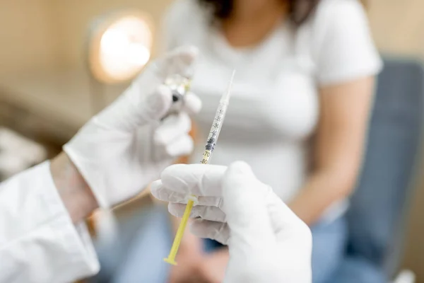백신을 들고 있거나 주사기에 약을 담고 있는 의사 — 스톡 사진