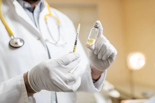 Dokter memegang beberapa obat atau vaksin — Stok Foto